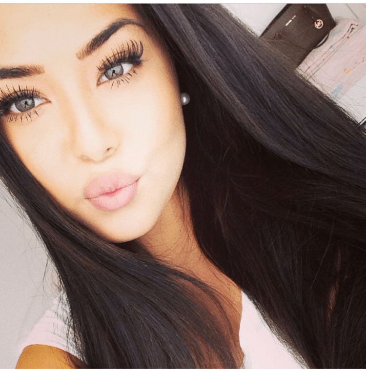 Красивые девушки с длинными ресницами