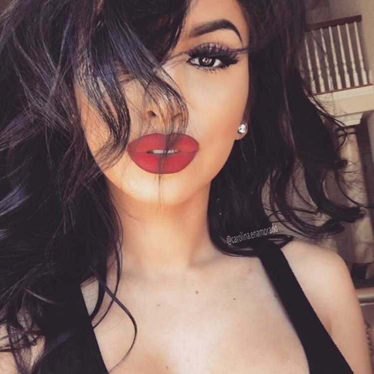 Пышные губы девушек