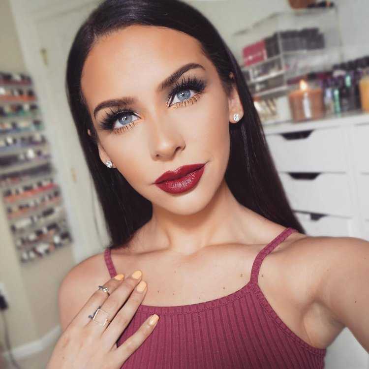 Брюнетки с яркой помадой