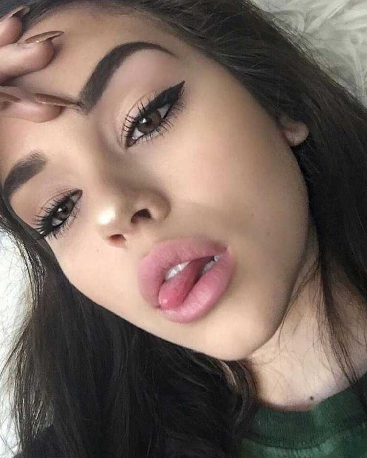 Накрашенная брюнетка33