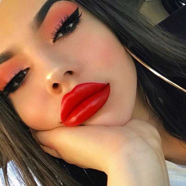 Девушка с накрашенными губами