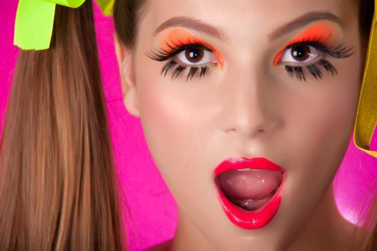 Девушка с ярким макияжем