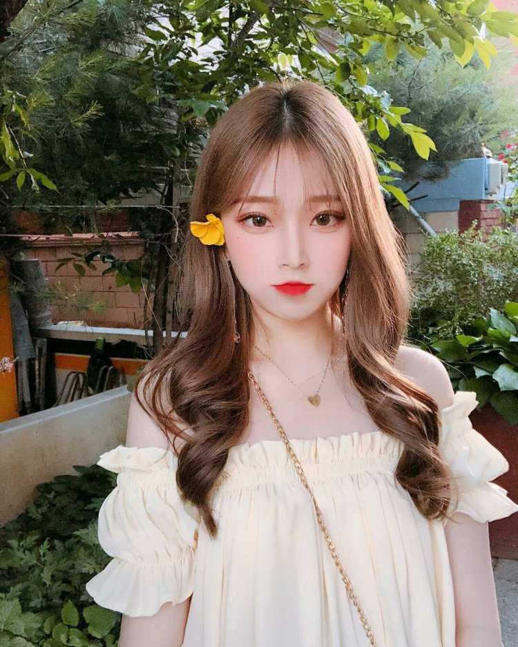 Японка с русыми волосами