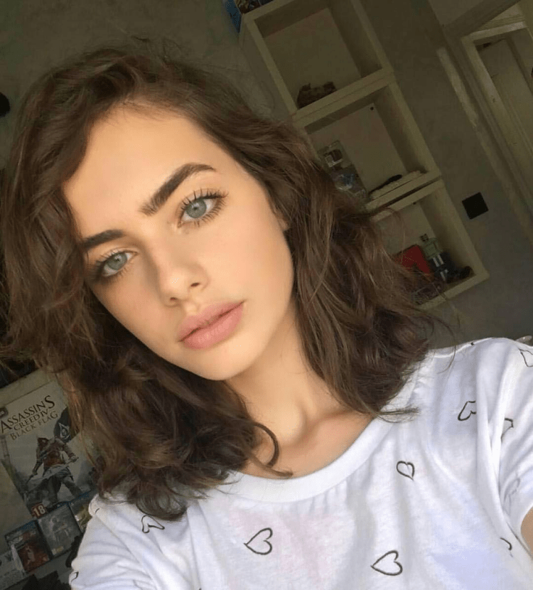 Яэль Шелбиа естественная