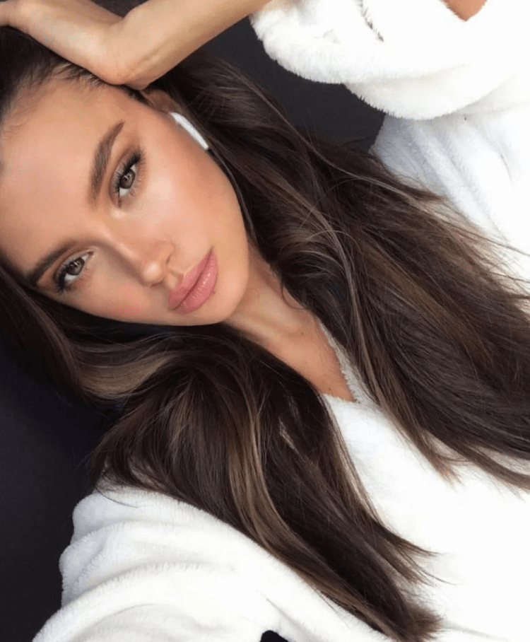 Селфи девушки с темными волосами