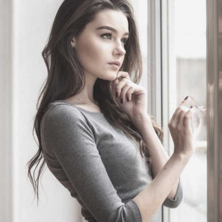 Милая брюнетка