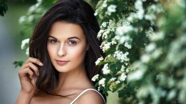 Кареглазая брюнетка