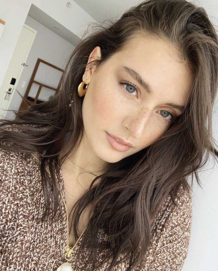 Джессика Клементс веснушки