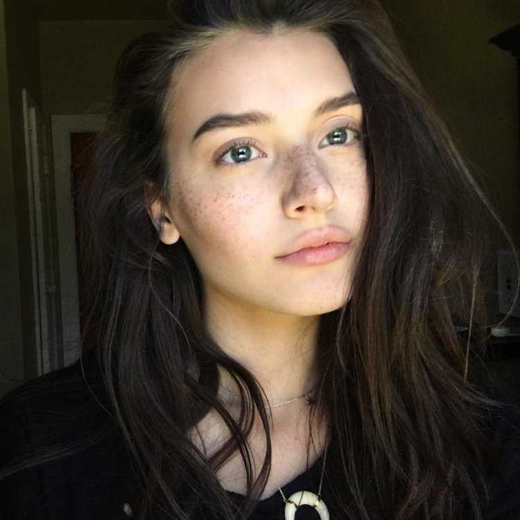 Jessica Clements в профиль