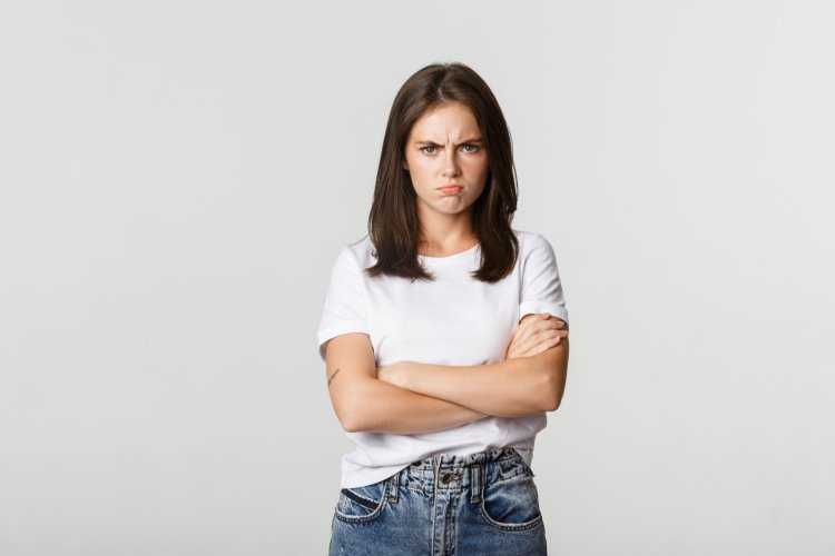 Девушка со скрещенными руками — формы искусства