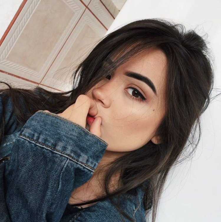 Девушка брюнетка тамблер