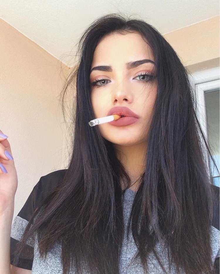 Девушка брюнетка с пухлыми губами — зов страсти