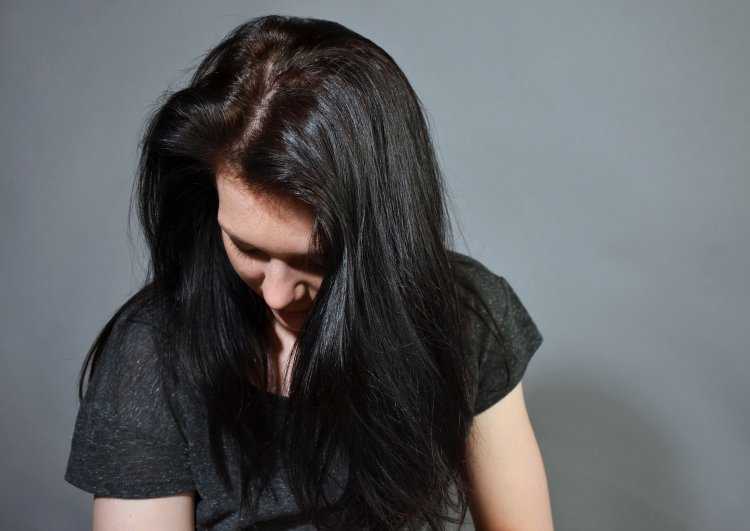 Грустная девушка с черными волосами — жемчужное печаль