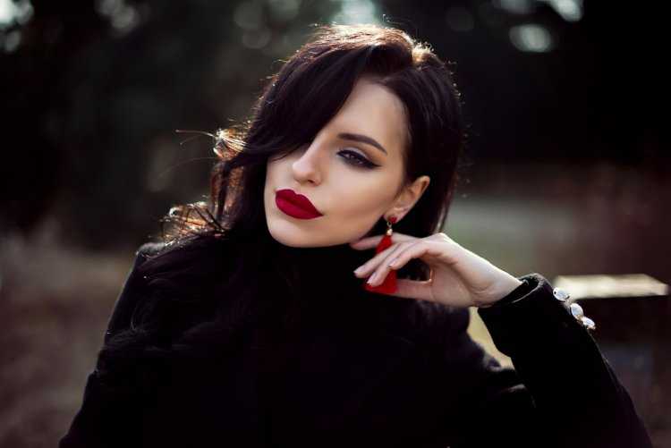 Брюнетка с красными губами