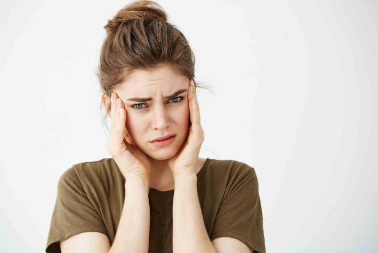 Недовольная брюнетка22