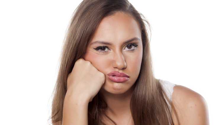 Недовольное лицо девушки — искусство мимики