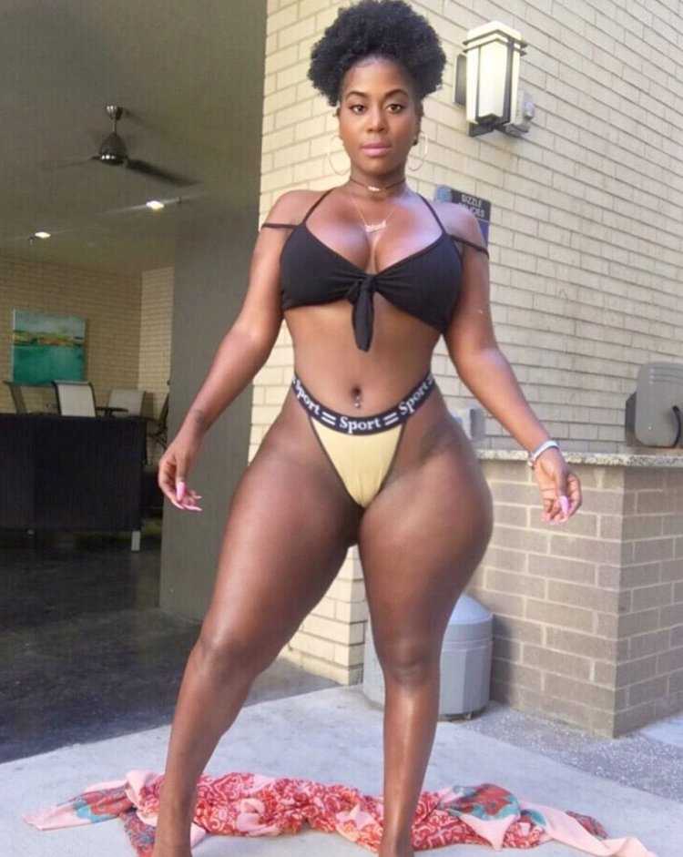 Модель Андреа БИК асс мулатка