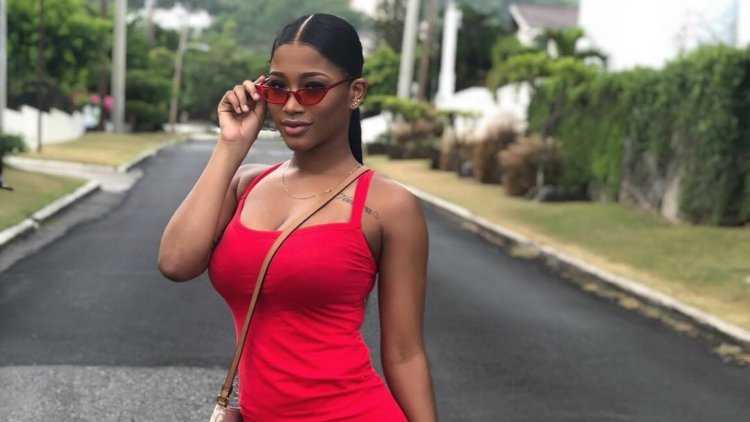 Негритянка в Красном платье