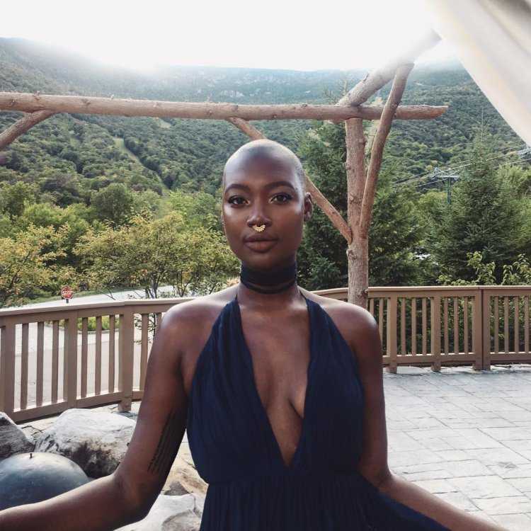 Темнокожая девушка лысая