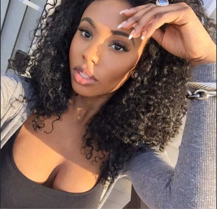 Красивая темнокожая девушка селфи