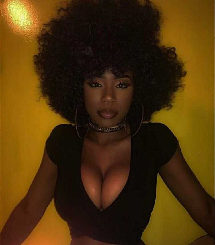 Красотка эбони Браун