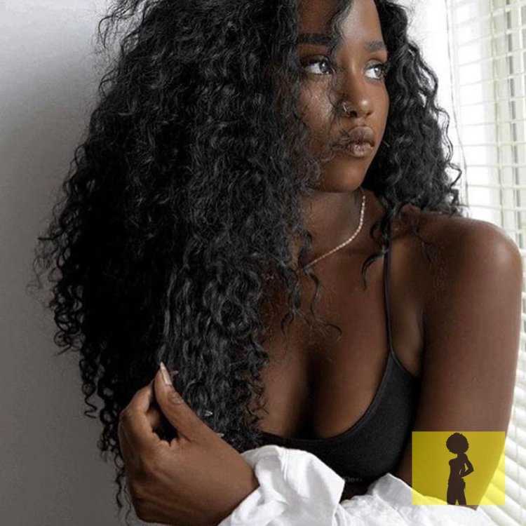 Темнокожая девушка с кудрявыми волосами