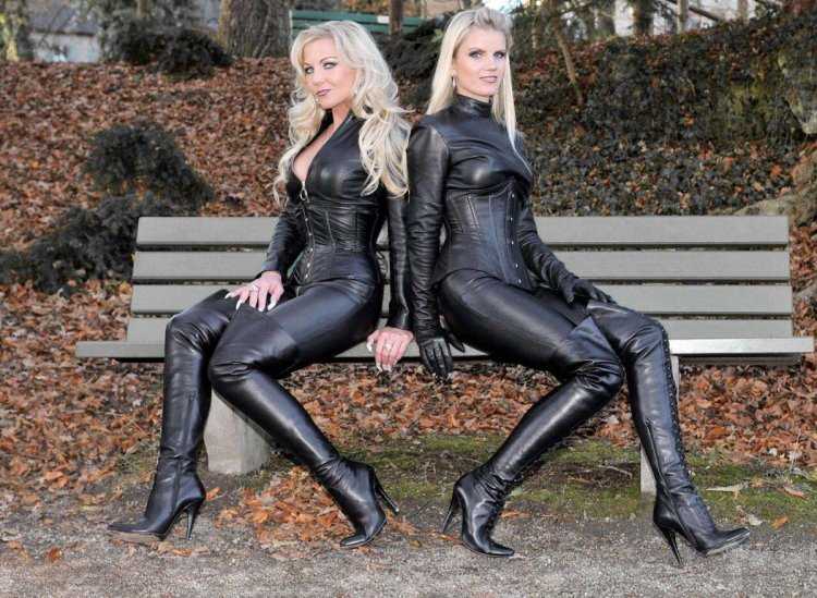 Две женщины в коже