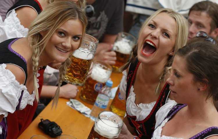 Девушки на Октоберфесте
