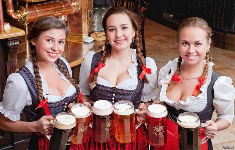 Немецкие официантки с пивом