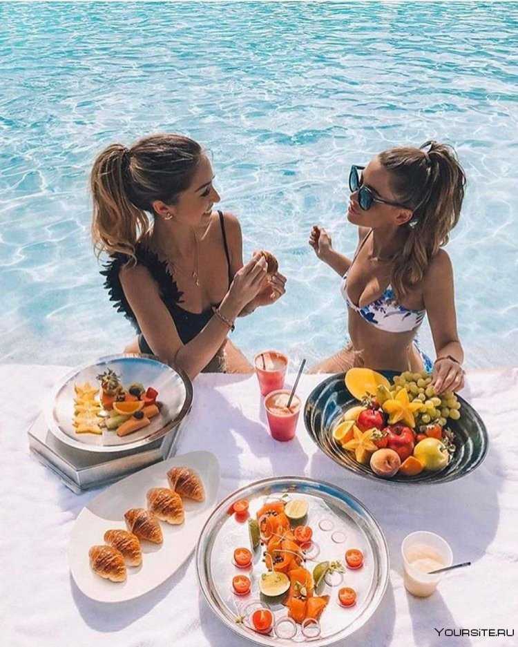 Подруги отдыхают