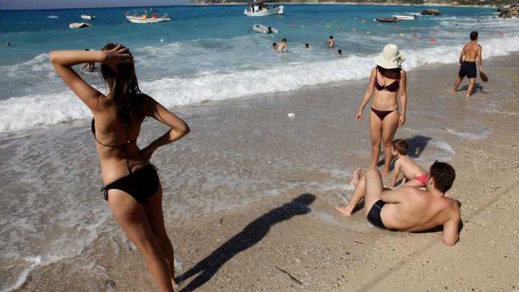 Девушки топлесс в Греции