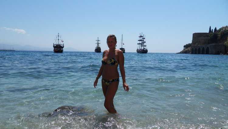 Женщины на пляже в Турции