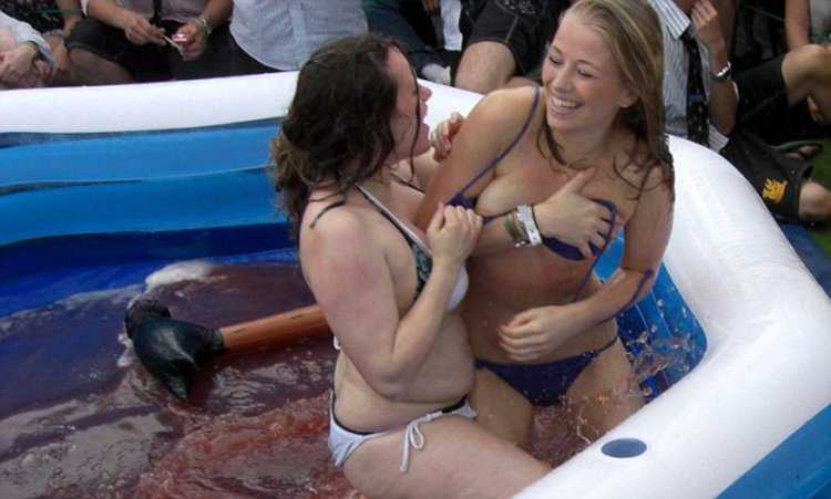 Борьба женщин в бассейне