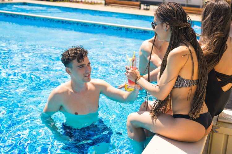 Группа парней в бассейне