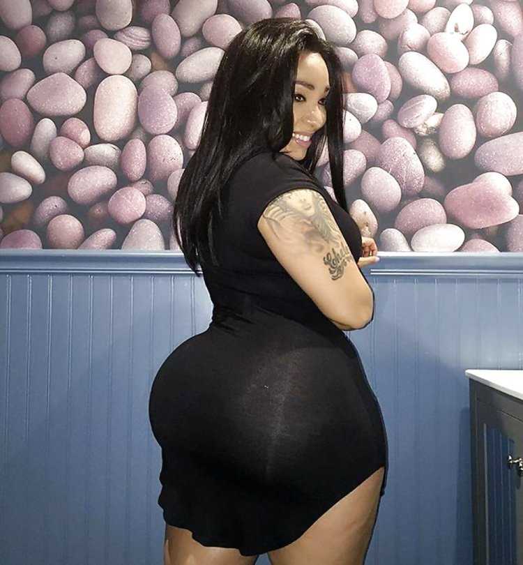 Девушка с большой попой сидит