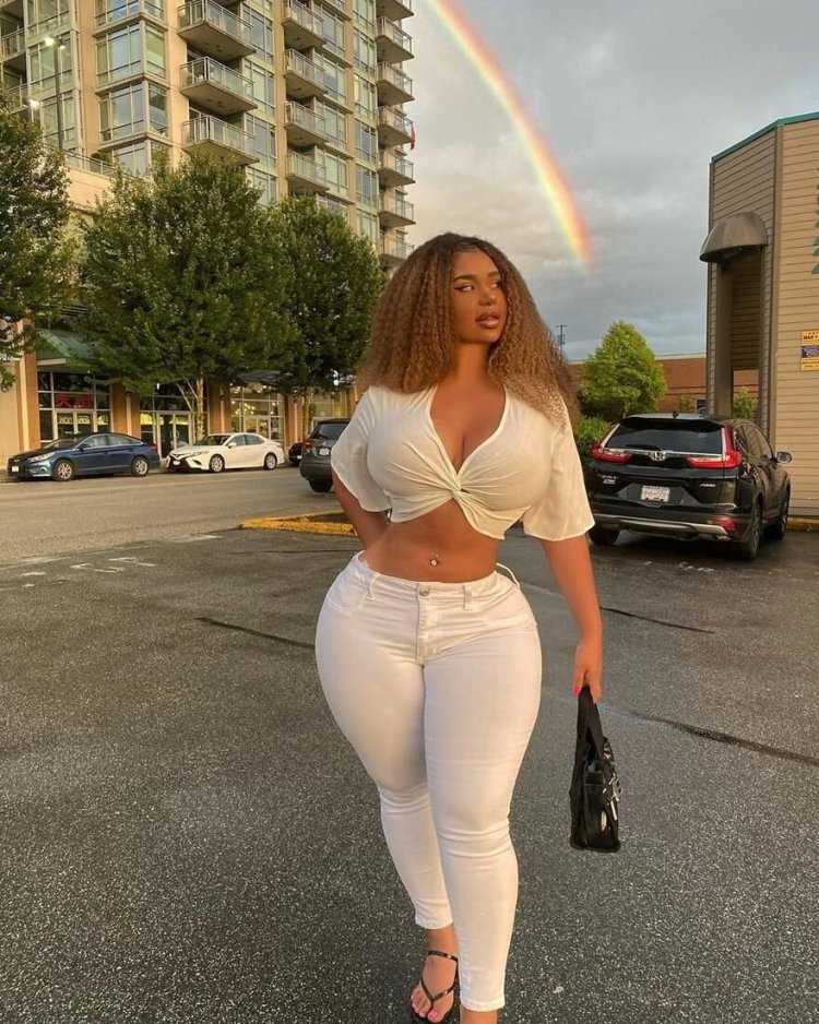 Jada Stevens в платье