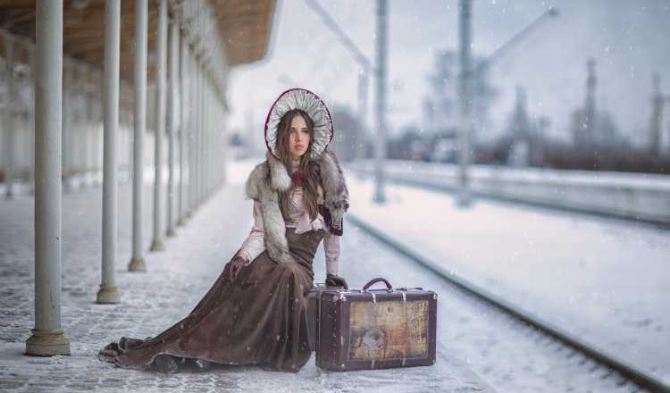 Девушка на вокзале с чемоданом