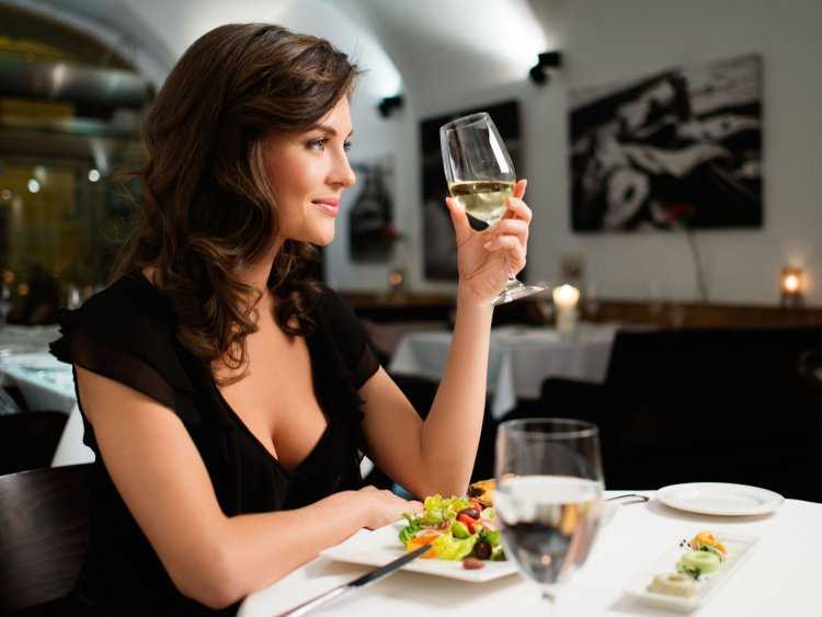 Девушка в кафе