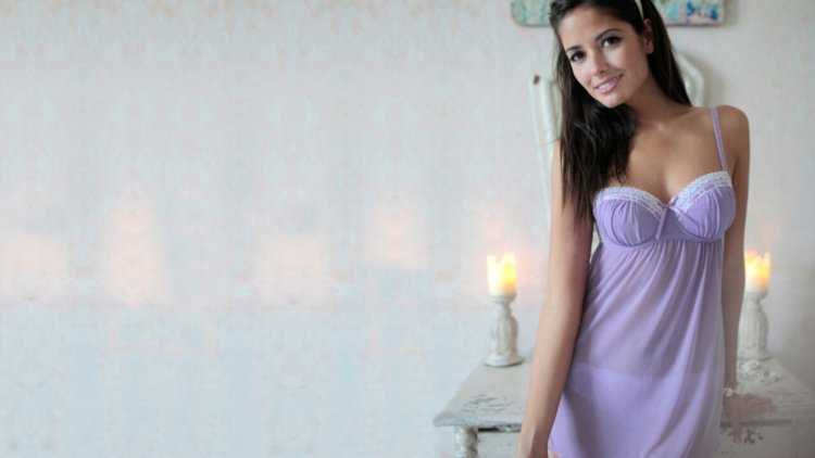 Карла Осса в платье ночнушке