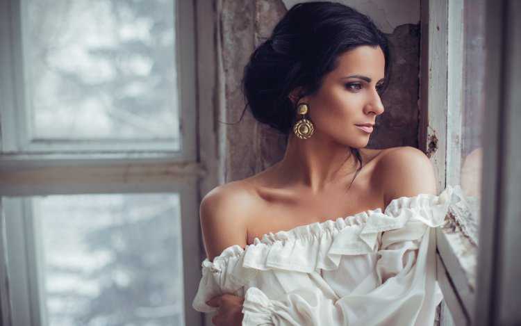 Элегантная брюнетка