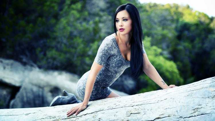 Красивые девушки брюнетки с длинными волосами