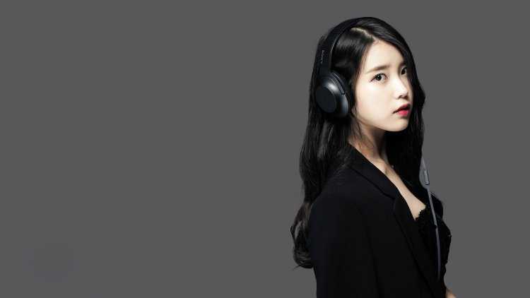 Айдолы с наушниками