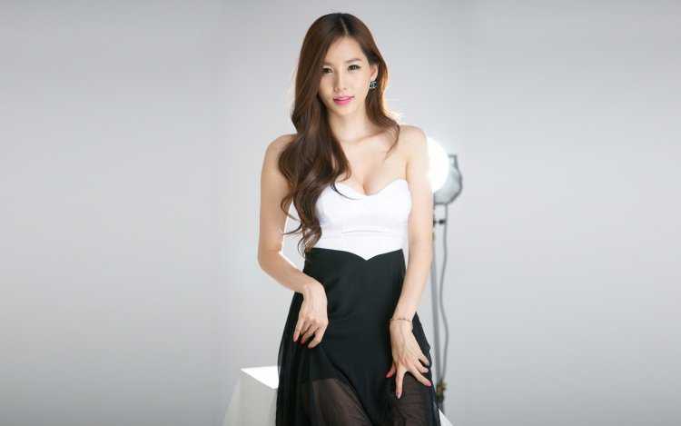 Кореянка на белом фоне