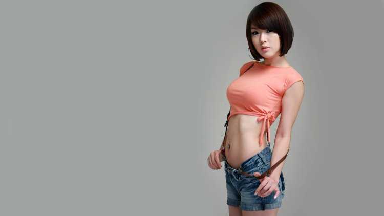 Японка с открытым животом