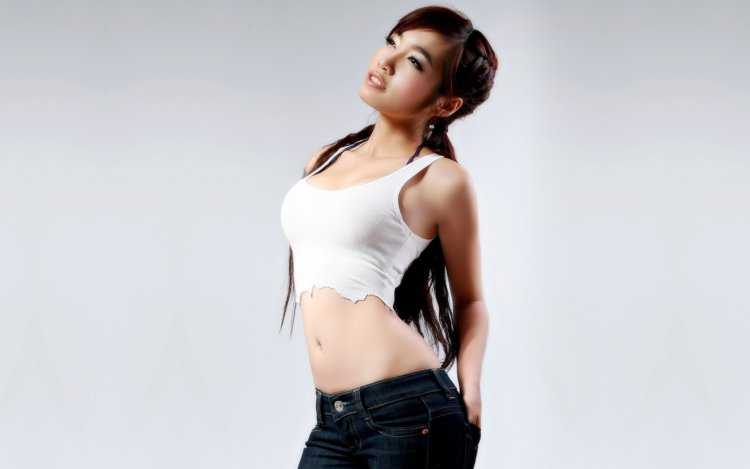 Elly Tran ha Tanktop