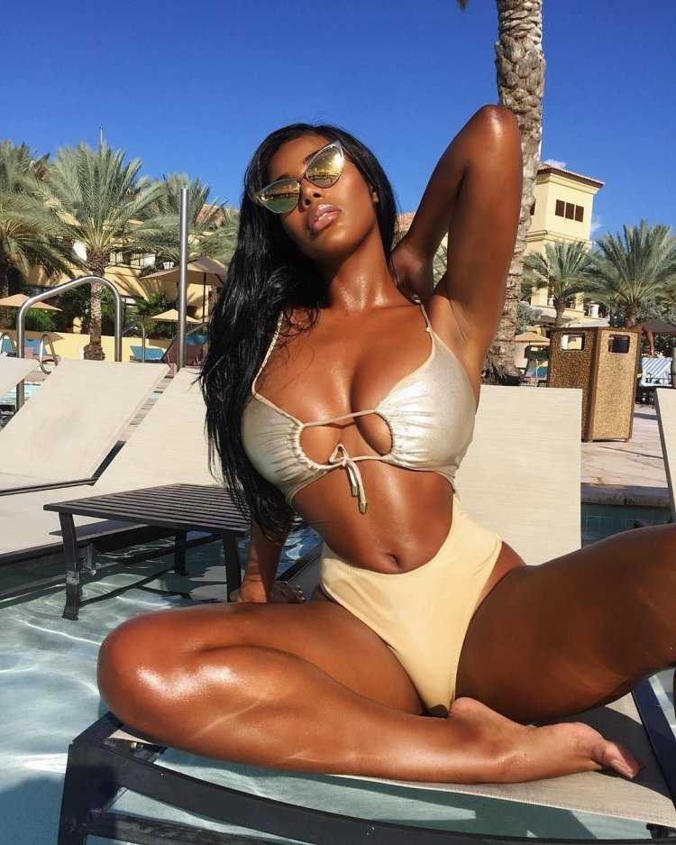 Monifa Jansen бикини