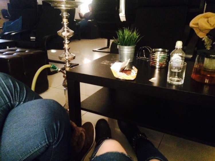 Девушка в ресторане без лица