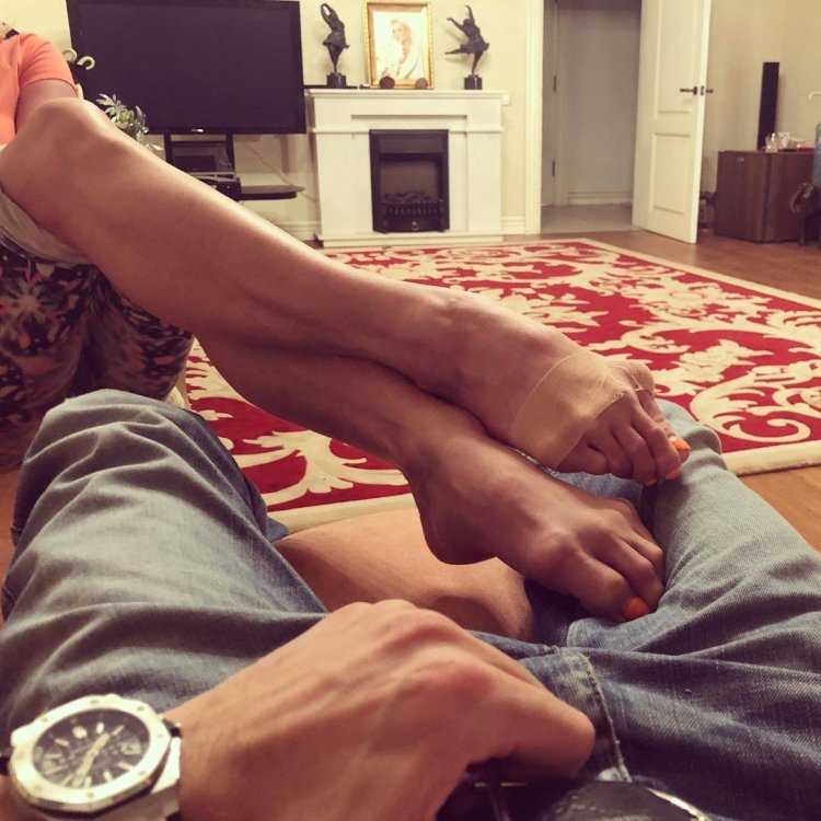 Мужские и женские ноги в кровати