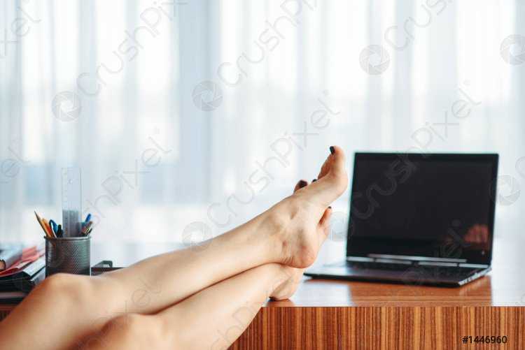 Женские ноги на столе