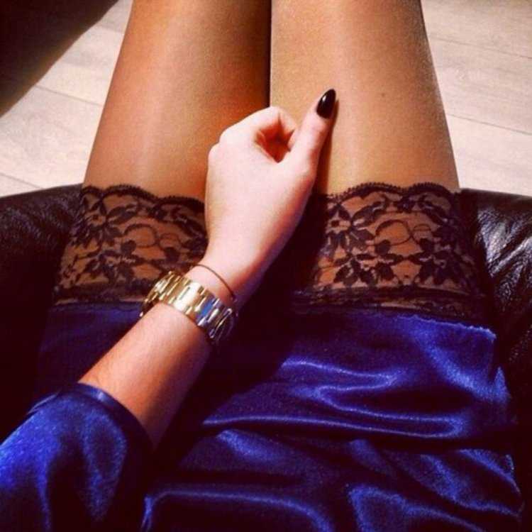 Девушка в чулках без лица